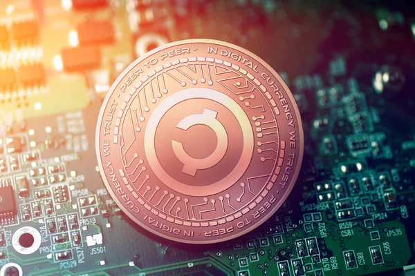 Glänzende Kupfer-Creativecoin-Kryptowährungsmünze auf verschwommenem Mainboard-Hintergrund — Stockfoto