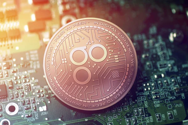 Glänzende Kupfer-Omisego-Kryptowährungsmünze auf verschwommenem Mainboard-Hintergrund — Stockfoto