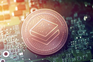 parlak bakır Stratis cryptocurrency sikke üzerinde bulanık anakart arka plan