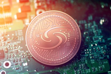 parlak bakır Syscoin cryptocurrency sikke üzerinde bulanık anakart arka plan