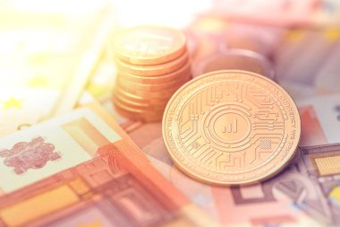 parlak altın Covesting cryptocurrency sikke euro para ile bulanık arka plan üzerinde