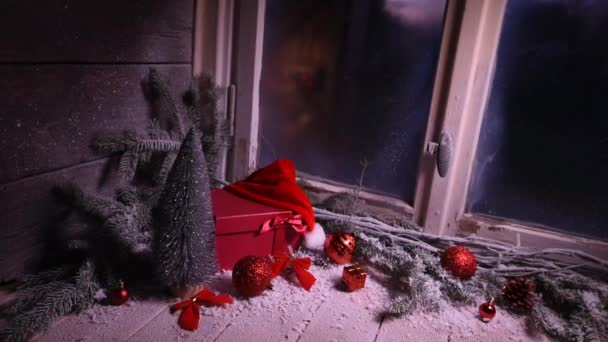 ギフト包装付きのお祝いの木製クリスマスキャビンウィンドウ 雪と氷のクリスマスの装飾の贈り物と冬の窓 — ストック動画