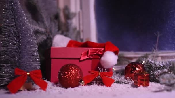 ギフト包装付きのお祝いの木製クリスマスキャビンウィンドウ 雪と氷のクリスマスの装飾の贈り物と冬の窓 — ストック動画