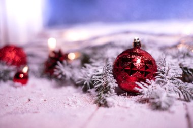 Kar ve buzlu Noel hediyeli kış penceresi