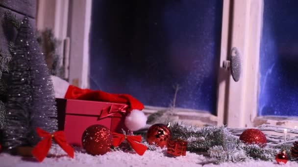 Ventana Festiva Madera Cabaña Navidad Con Regalo Envuelto Ventana Invierno — Vídeos de Stock