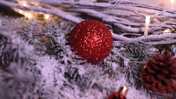 Feestelijke Houten Kersthuttenraam Met Cadeauverpakking Winterraam Met Sneeuw Ijs Kerstversiering — Stockvideo