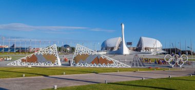 Stadyum fischt arka planda Olimpiyat kazanı. Soçi 2014 Kış Olimpiyat Oyunları