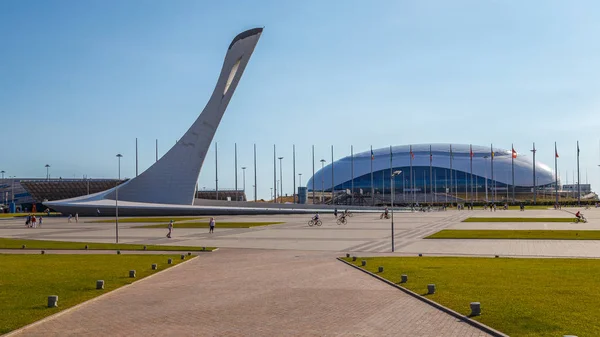 スタジアム fischt の背景にオリンピック聖火台。ソチ 2014 オリンピック冬季競技大会 — ストック写真