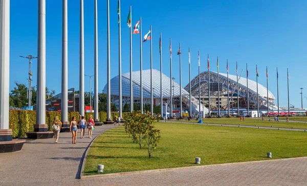 Олімпійський котел на тлі fischt стадіон. Зимові Олімпійські ігри в Сочі 2014 — стокове фото