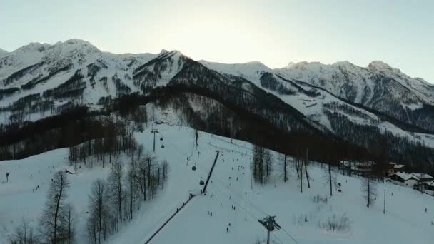 Il sole sorge sulle montagne. foto aerea — Video Stock