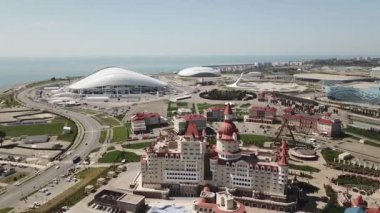 Sochi, Nisan 2018. Hava fotoğrafı üzerinde Sochi Park hotel Hercules ise FIFA 2018 Futbol Şampiyonası ev sahipliği yapacak Fisht Stadyumu