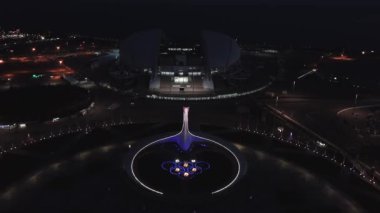 Sochi, Nisan 2018. Quadcopter Phantom 4 pro üzerinde uçan Olympic Park Soçi'üzerinde. Olimpiyat meşalesinin kase çeşme gösterisinde gün batımında. FIFA 2018.