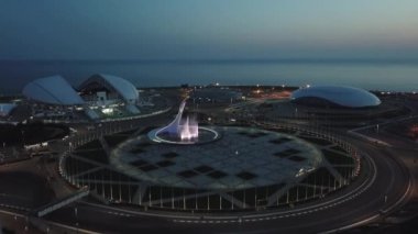 Sochi, Nisan 2018. Quadcopter Phantom 4 pro üzerinde uçan Olympic Park Soçi'üzerinde. Olimpiyat meşalesinin kase çeşme gösterisinde gün batımında. FIFA 2018.