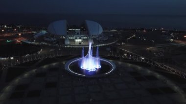 Sochi, Nisan 2018. Quadcopter Phantom 4 pro üzerinde uçan Olympic Park Soçi'üzerinde. Olimpiyat meşalesinin kase çeşme gösterisinde gün batımında. FIFA 2018.