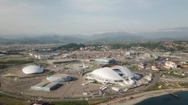 Sochi, Nisan 2018. Olympic Park Sochi quadrocopter üzerinde Krasnaya Polyana dağlarında arka plan üzerinde hayalet 4 pro içinde açık havada uçan. FIFA 2018. Sochi Olympic Park Panoraması