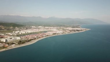 Sochi, Nisan 2018. Olympic Park Sochi quadrocopter üzerinde Krasnaya Polyana dağlarında arka plan üzerinde hayalet 4 pro içinde açık havada uçan. FIFA 2018. Sochi Olympic Park Panoraması