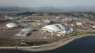Sochi, Nisan 2018. Olympic Park Sochi quadrocopter üzerinde hayalet 4 pro içinde açık havada Krasnaya Polyana dağlarında arka plan üzerinde uçan..