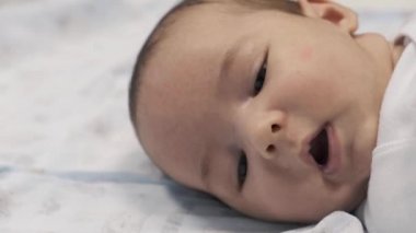 Ebeveynlerinin kollarındaki bir bebek temiz su havuzunda yüzmeyi öğrenir. Çocuklar için jimnastik. Çocuğun fiziksel gelişimi. Bir yaşın altındaki çocuk..