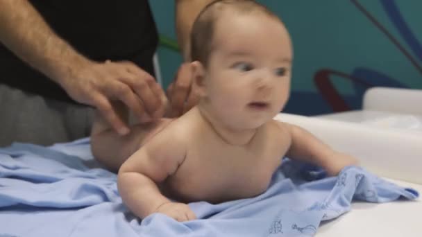 Bebé Los Brazos Sus Padres Aprende Nadar Charco Agua Limpia — Vídeo de stock