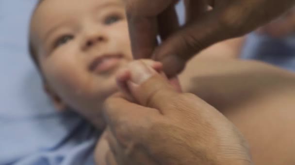 両親の腕の中の赤ん坊はきれいな水のプールで泳ぐことを学ぶ 子供用体操 子供の物理的な開発 １年未満の少年 — ストック動画