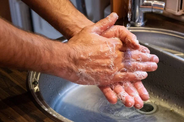 人はきれいな水の圧力の下で流しで手を洗う 健康的なライフスタイル体の衛生 — ストック写真