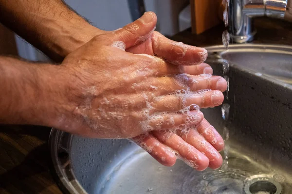 Homem Lava Mãos Lavatório Sob Pressão Água Limpa Estilo Vida — Fotografia de Stock