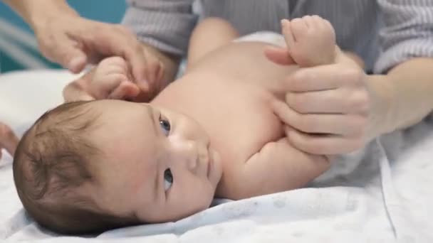 Bambino Disteso Sul Tavolo Faccia Fare Massaggio Lattante Stile Vita — Video Stock