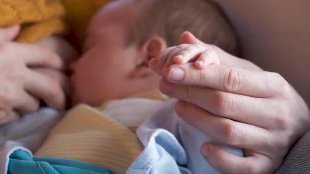 Baby Armen Van Zijn Moeder — Stockvideo