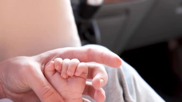 Χέρι Της Μητέρας Κρατά Χέρι Του Παιδιού Μωρό Είναι Ασφαλές — Αρχείο Βίντεο