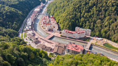Sochi, Rusya - 13.08.2019 Hava Fotoğrafı. Rosa Khutor kayak merkezi. Belediye binası meydanı. Mzymta nehrinin seti. Nehrin kıyısında. Dağlarda dinlenin. Esto-Sadok. 