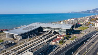 Sochi, Rusya - 01.05.2019: yukarıdan hava görüntüsü. Sochi tren istasyonu, Adler. Rzd.