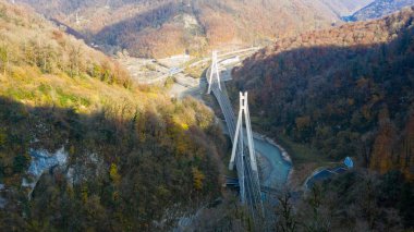 Vansu köprüsü. Mzymta Nehri. Soçi. Yol. Krasnaya Polyana. Yukarıdan manzara. Hava fotoğrafçılığı.