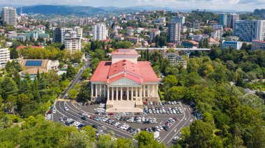 Sochi, Rusya-10.09.2019 Hava Fotoğrafı. Sochi kış tiyatrosu. Şehrin tarihi dönüm noktası. Güneşli bir gün. Yukarıdan panoramik görünüm.
