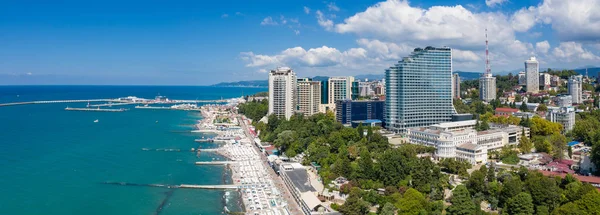 Hava fotoğrafçılığı. Sochi tatil köyü. Sahilde bir sahil. Tatil sezonu. Açık güneşli gün.