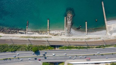 Tepeden tırnağa hava manzarası. Deniz kenarında. Kıyı şeridi. Kumsal. Dinlenme alanı. Açık bir yaz günü.