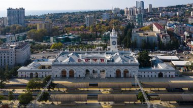 Sochi, Rusya - 01.05.2019: yukarıdan hava görüntüsü. Sochi tren istasyonu, Rus demiryolları. Şehir görünümü.