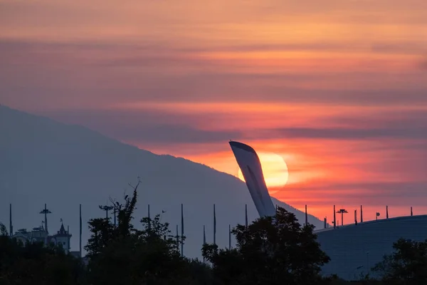 俄罗斯索契- 2019年9月10日，太阳升起在索契奥林匹克火盆上方。 黎明。 一大早。 天空的橙色。 奥林匹克公园. — 图库照片