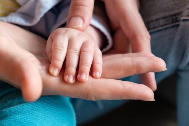 Çocuğun ve annenin elleri, yakın plan. Ebeveyn bakımı. Yumruk yumruğa. Yakalayın!