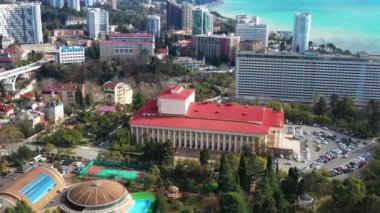 Sochi, Rusya - 01.02.2020 Soçi kış tiyatrosu. Şehir merkezinde tarihi bir bina. Havadan video çekimi. Yukarıdan görünüşü.