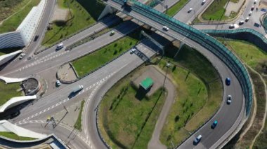 Otoyol manzaralı. Nakil halkası. Havadan video çekimi. Yol kavşağı.