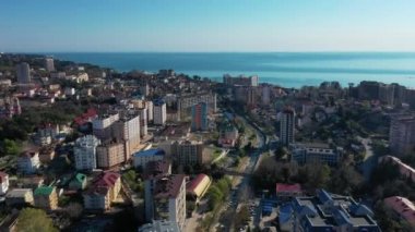 Şehrin yukarıdan görünüşü. İyi günler. Deniz kıyısında. Konut binası. Hava video çekimi.