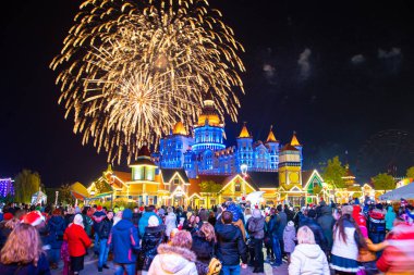 Sochi, Rusya-20.09.2018 Yeni Yıl Arifesi. Şenlikli olay. Kardan adam. Oyuncularla poz veren insanlar. Komik suratlar. Sochi Parkı. Kar yağıyordu. Noel 'de lunaparkta. Kostüm giymiş karakterler