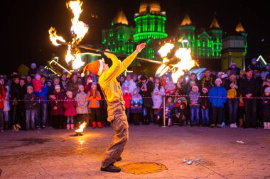 Sochi, Rusya-20.09.2018 Yeni Yıl Arifesi. Şenlikli olay. Kardan adam. Oyuncularla poz veren insanlar. Komik suratlar. Sochi Parkı. Kar yağıyordu. Noel 'de lunaparkta. Kostüm giymiş karakterler