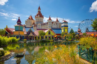 Sochi, Rusya-20.09.2018 The Hotel Herkül. Sochi Parkı. Güzel bina ve dönüm noktası. Sochi Olimpiyat Parkı. Güneşli bir gün.