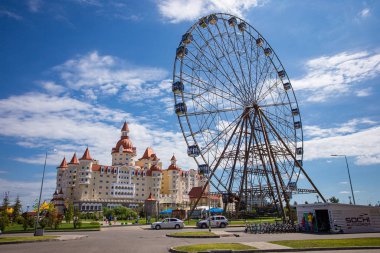 Sochi, Rusya-20.09.2018 The Hotel Herkül. Sochi Parkı. Güzel bina ve dönüm noktası. Sochi Olimpiyat Parkı. Güneşli bir gün.