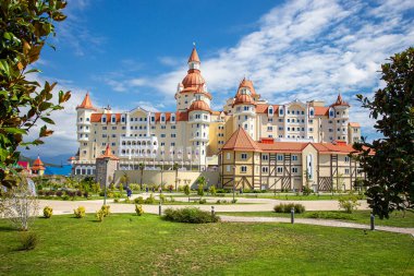 Sochi, Rusya-20.09.2018 The Hotel Herkül. Sochi Parkı. Güzel bina ve dönüm noktası. Sochi Olimpiyat Parkı. Güneşli bir gün.