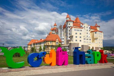 Sochi, Rusya-20.09.2018 The Hotel Herkül. Sochi Parkı. Güzel bina ve dönüm noktası. Sochi Olimpiyat Parkı. Güneşli bir gün.