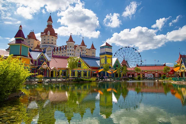 Sochi, Rusya-20.09.2018 The Hotel Herkül. Sochi Parkı. Güzel bina ve dönüm noktası. Sochi Olimpiyat Parkı. Güneşli bir gün.