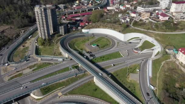 空中写真ビデオ 輸送だいくつかの道路高速道路を走行する車 上からの眺め バイパス道路だソチママヤカロサヴォドール都市の近代的なインフラストラクチャ クリア — ストック動画