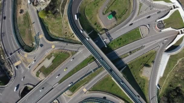 空中摄影录像 几条路 汽车在高速公路上行驶 从上往下看 绕行公路 Mamayka Rosavtodor 这个城市的现代基础设施 清楚了 — 图库视频影像